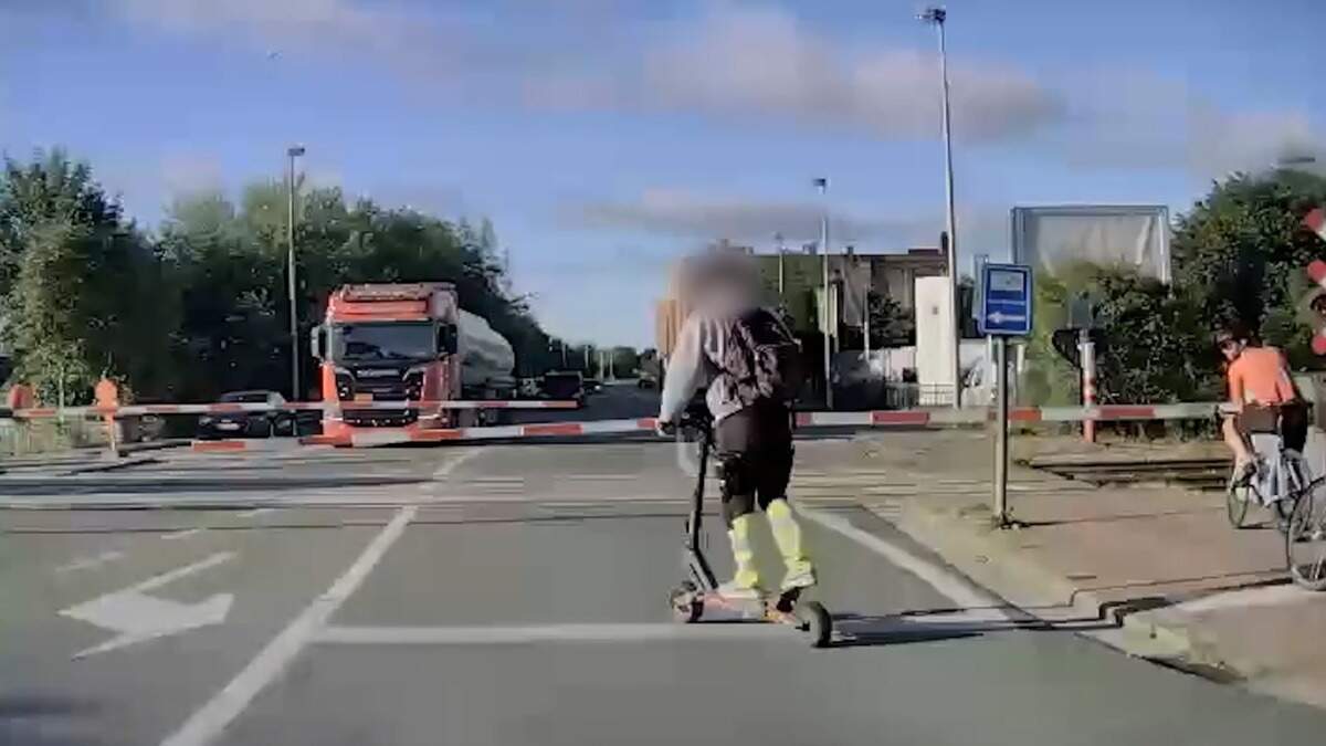 Beelden tonen hoe man gesloten spooroverweg oversteekt op elektrische